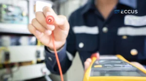 Engenheiro clínico da ECCUS realizando manutenção preventiva em equipamento hospitalar no Sul de Minas, garantindo segurança, eficiência e conformidade técnica.